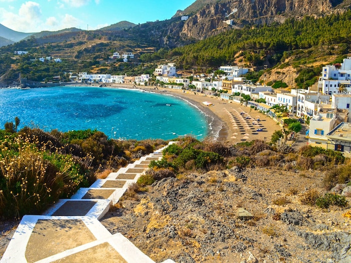 अँटिकायथेरा हे ग्रीक बेट आहे, त्यांना आपली लोकसंख्या वाढवायची आहे. या बेटाची सध्याची लोकसंख्या केवळ 20 आहे. इथे ग्रीक नागरिकांना बेटावर भेट देण्यासाठी बोलावण्यात आले आहे, परंतु जगभरातील लोकांचेही सरकार स्वागत करत आहे. या बेटावर राहायला येणार्‍या व्यक्तीला पहिल्या तीन वर्षांसाठी सुमारे 45 हजार रुपये महिन्याकाठी पगार दिला जाईल, तसेच जमीन व घरही दिलं जाईल. तिथलं हवामान चांगलं आहे आणि ग्रीस जास्त लोकांचे स्वागत करण्यासाठी वाहतूक व्यवस्था सुधारण्याचा प्रयत्न करत आहे.