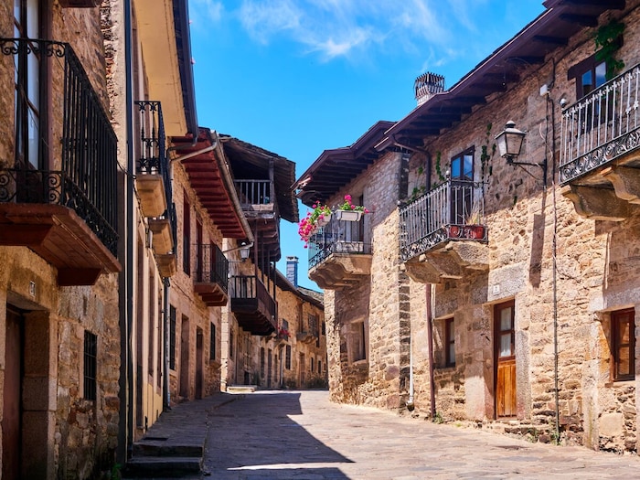 स्पेनमधील पोंगा हे नवविवाहित जोडप्यांसाठी स्वर्ग आहे. इथे राहण्यासाठी सरकार जोडप्यांना दोन लाख 68 हजार रुपये देतं. पोंगा या सुंदर आणि निसर्गरम्य शहरात राहायला येणाऱ्या जोडप्यांना मुलं असतील तर सरकार जास्त पैसे द्यायलाही तयार आहे. सध्या तिथली लोकसंख्या 851 च्या आसपास आहे. सरकार या शहराची लोकसंख्या वाढवण्यासाठी प्रयत्न करत आहे.