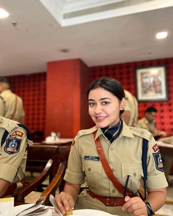 सध्या नागरी सेवा परीक्षांची तयारी करणाऱ्या उमेदवारांना सल्ला देताना, अंशिका तिच्या मुलाखतींमध्ये सांगते की प्रत्येक उमेदवाराने रणनीतीनुसार तयारी करावी, कारण प्रत्येकाची कमजोरी आणि ताकद वेगळी असते. याशिवाय तिने आपला यशाचा मंत्र सांगताना जास्तीत जास्त सरावामुळेच ती परीक्षा उत्तीर्ण होऊ शकल्याचे सांगितले.