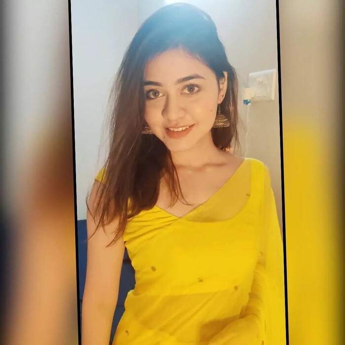 अभ्यासात टॉपर असण्यासोबतच अंशिका सौंदर्यातही कुणापेक्षा कमी नाही. तसंच ती सोशल मीडियावरही खूप सक्रिय असते. इंस्टाग्रामवर त्याचे सध्या १३८ हजार फॉलोअर्स आहेत.