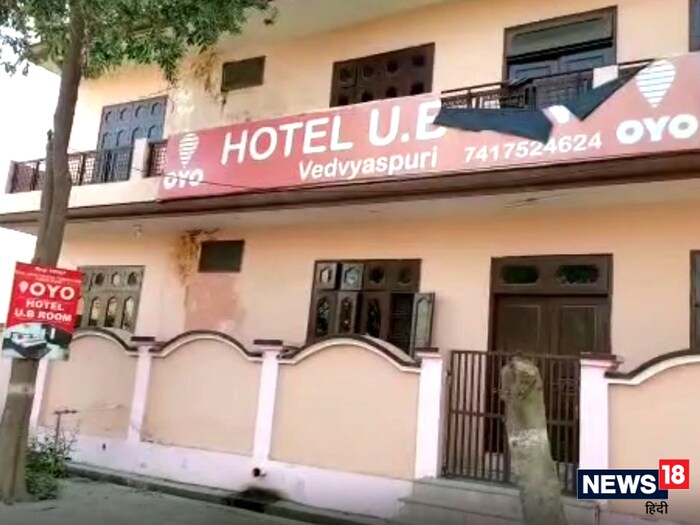 उत्तर प्रदेशमधील मेरठ सारख्या उच्चभ्रू परिसरात एका व्यक्तीने चक्क घरालाच ऑयो हॉटेल केल्याचा प्रकार समोर आला आहे. हॉटेल तर सुरू केलं पण यामुळे शेजारी राहणाऱ्यांना त्रास सुरू झाला. रोज येणाऱ्या ग्राहकांमुळे शेजारीच पुरते वैतागले. अखेर पोलिसांकडे तक्रार दिल्यानंतर या घरमालकाचा भांडाफोड झाला. हॉटेलमधून 7 मुली आणि मुलांना अटक केली. एवढंच नाहीतर मॅनेजरकडे शाळा आणि कॉलेजमधील मुलींचे फोटो सुद्धा सापडले. गमंत म्हणजे, पोलीस स्टेशनपासून अवघ्या 200 मीटरवर होते.