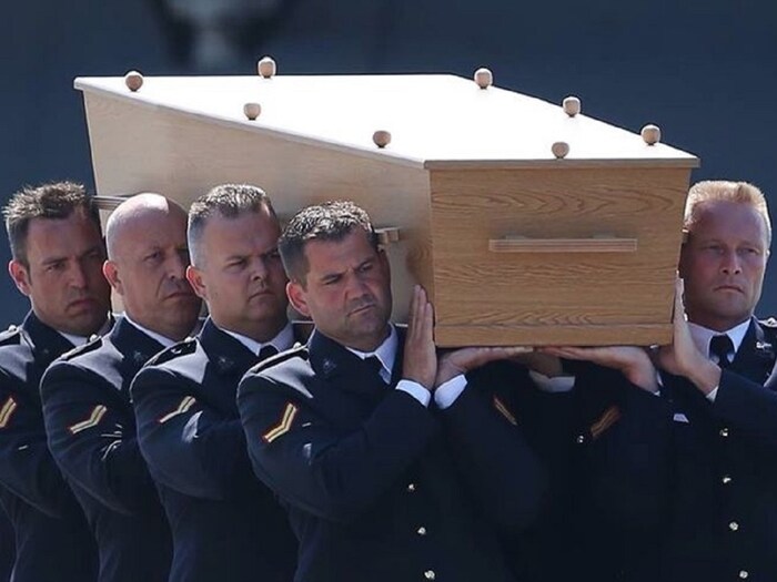 जगभरात अंत्यसंस्काराच्या वेगवेगळ्या परंपरा आणि प्रथा पाहायला मिळतात. त्यापैकी काही सांस्कृतिक कारणांमुळे तर काही आर्थिक कारणांमुळे विकसित झाल्या आहेत. नेदरलँड हा असाच एक देश आहे. जो अंत्यसंस्कारांच्या वेगळ्या आणि विचित्र परंपरा आणि पद्धतींसाठी प्रसिद्ध आहे. येथे अंत्यसंस्कारासाठी चक्क भाड्याने कबर मिळते. आत्महत्या मदतनीस, विशेष शवपेटी आणि इतर अनेक गोष्टी आहेत ज्या नेदरलँडला वेगळं बनवतात. (प्रतिनिधी फोटो: विकिमीडिया कॉमन्स)