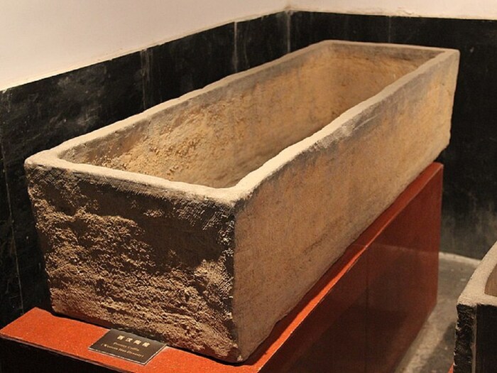 नेदरलँडमध्ये कंपोस्टेबल कॉफिन (शवपेटी) देखील मिळते. ज्यांना जिवंत शवपेटी देखील म्हणतात, एका डच स्टार्टअपने डिझाइन केली आहे. आता बरेच पर्याय लोकांना उपलब्ध आहेत. बुरशी, सेंद्रिय विघटनशील पदार्थांपासून बनवलेल्या अनेक शवपेटी मिळतात, ज्यामुळे शरीराचे नैसर्गिक विघटन होऊ शकते. येथे लोकांच्या नैसर्गिक दफन करण्याचा पर्याय देखील उपलब्ध आहे, ज्यामध्ये शवपेटीशिवाय त्यांना आच्छादनात बांधले जाते आणि मातीच्या स्वाधीन केले जाते. (प्रतिनिधी फोटो: विकिमीडिया कॉमन्स)