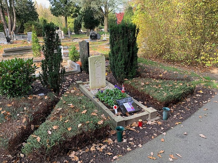 अनाथ लोकांसाठी देखील नेदरलँड्समध्ये वेगळी सुविधा आहे. अंत्यसंस्काराच्या वेळी ज्यांचे कोणी मित्र किंवा कुटुंबीय नसतात अशा लोकांसाठी त्यांच्या स्मरणार्थ कविता लिहिण्याची सोय आहे. 2002 मध्ये स्थापन झालेल्या एकल फ्युनरल फाउंडेशन, अनाथ मृत आणि त्यांच्या जीवनाच्या स्मरणार्थ कविता सादर करतात. एकल लोकांना आपण एकटे नसल्याची जाणीव करून देणे हा यामागचा उद्देश आहे. (प्रतिनिधी फोटो: विकिमीडिया कॉमन्स)