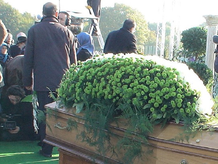 नेदरलँड्समध्ये अंत्यसंस्कारावेळी डच लोक तात्काळ उपस्थित राहतात. मृतदेह जास्त काळ ठेवत नाहीत. सहा दिवसांत अंत्यसंस्काराच्या सर्व औपचारिकता पूर्ण कराव्या लागतात, असा तिथला कायदा आहे. येथे अंतिम संस्कार सामाजिक कमी आणि कौटुंबिक अधिक आहेत. औपचारिकता पूर्ण झाल्यानंतर कुटुंबाला एकटं सोडलं जातं. (प्रतिनिधी फोटो: विकिमीडिया कॉमन्स)