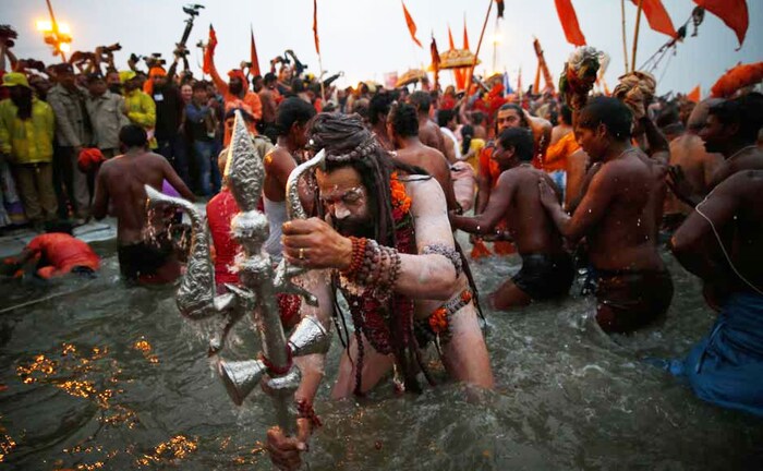  अर्धकुंभ, महाकुंभ आणि सिंहस्थादरम्यान नागा साधू बनण्याची प्रक्रिया सुरू होते. संत समाजाच्या 13 आखाड्यांपैकी फक्त 7 आखाडे नाग बनवतात. ते जुना, महानिर्वाणी, निरंजनी, अटल, अग्नी, आनंद आणि आवाहन आखाडे आहेत.