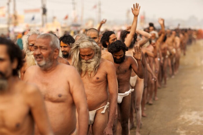  नवीन सदस्य पूर्णपणे पंथात समाविष्ट होईपर्यंत लंगोटशिवाय काहीही घालत नाहीत. कुंभमेळ्यात शेवटचे व्रत घेतल्यानंतर ते लंगोटही सोडून जातात आणि आयुष्यभर तसेच राहतात.
