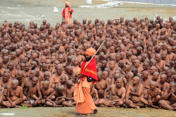  कोणताही आखाडा पूर्ण धार्मिक खात्री केल्यानंतरच पात्र व्यक्तीला प्रवेश देतो. आधी त्या व्यक्तीला दीर्घकाळ ब्रह्मचारी म्हणून जगावे लागते, मग त्याला महापुरुष बनवले जाते आणि नंतर अवधूत बनवले जाते. अंतिम प्रक्रिया महाकुंभ दरम्यान होते, ज्यामध्ये त्याला स्वतःचे पिंडदान आणि दण्डी संस्कार करावे लागतात.