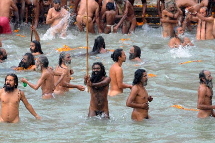  हे नागा साधू हिमालयात शून्याखालील तापमानात नग्न अवस्थेत जगतात आणि बरेच दिवस उपाशी राहू शकतात. हिवाळा, उन्हाळा आणि पाऊस या सर्व ऋतूंमध्ये तपश्चर्या करताना त्यांना नग्न राहावे लागते. नागा साधू नेहमी जमिनीवर झोपतात. आखाड्यातील आश्रम आणि मंदिरांमध्ये नागा साधू राहतात. काही जण हिमालयातील गुहा किंवा उंच पर्वतांमध्ये तपश्चर्या करण्यात आयुष्य घालवतात. आखाड्याच्या आदेशानुसार ते पायी प्रवासही करतात.
