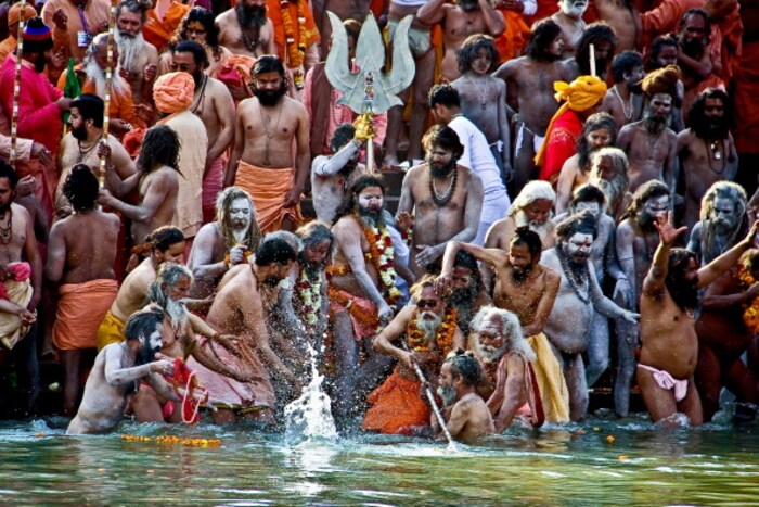  या दरम्यान ते गावाच्या कड्यावर झोपडी बांधतात आणि धुणी साजरी करतात. प्रवासादरम्यान ते भीक मागून पोट भरतात. ते एका दिवसात एकाच वेळी फक्त 7 घरांमध्ये भिक्षा मागतात. सातही घरातून भिक्षा न मिळाल्यास उपाशी झोपावे लागते.