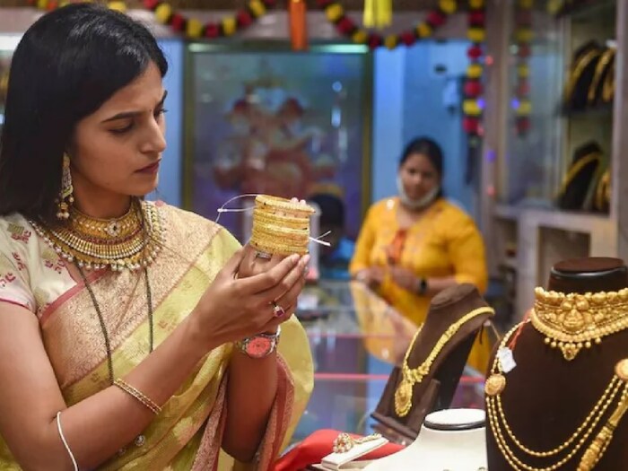 अक्षय्य तृतीयेच्या दिवशी राशीनुसार खरेदी केली तर तुम्हाला देवी लक्ष्मीची विशेष कृपा प्राप्त होते. राशीनुसार या दिवशी कोणते धातू खरेदी करायचे ते जाणून घेऊया.