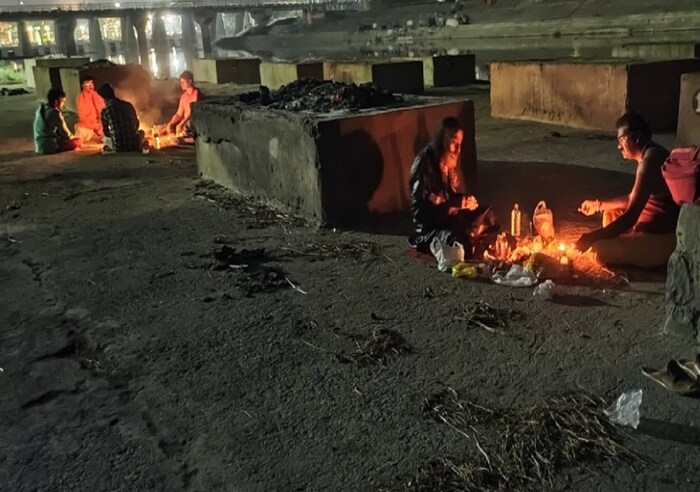 धार्मिक मान्यतेनुसार, देशातील सर्वात जागृत स्मशानभूमींमध्ये उज्जैनची चक्रतीर्थ स्मशानभूमी समाविष्ट आहे. म्हणूनच, काही विशिष्ट दिवशी तंत्र-क्रिया करण्यासाठी दूरदूरवरून तांत्रिक येथे पोहोचतात. मध्यरात्री तांत्रिकांनी येथे तंत्र-मंत्र साधना केली. यावेळी, जळत्या चितेवर मृत शरीरासह, इतर तांत्रिक क्रिया देखील केल्या गेल्या.