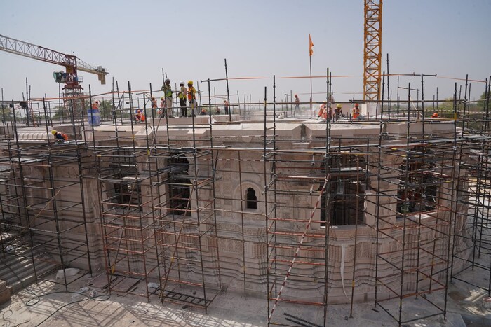 राम मंदिराचं काम युद्धपातळीवर सुरू आहे. मंदिराच्या कामासाठी कामगारांची संख्या वाढवण्यात आली आहे. मंदिराच्या पायाचे 80 टक्के काम पूर्ण झाले आहे. 