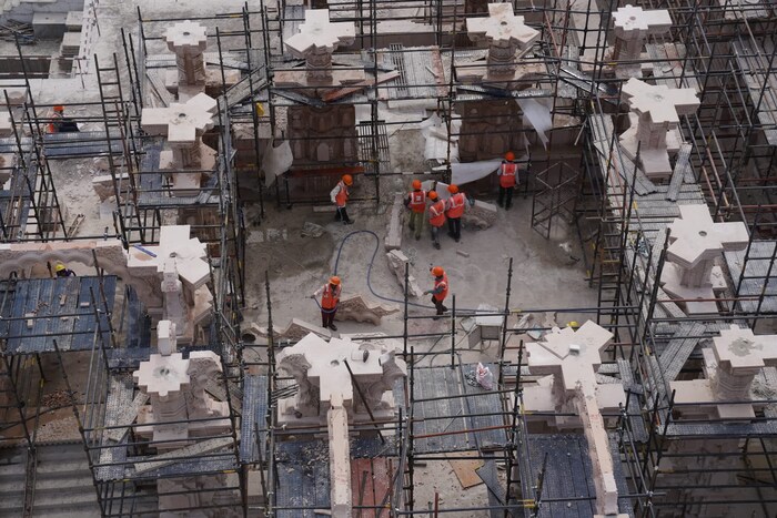 मंदिराच्या गर्भाचे काम 90 टक्के पूर्ण झाले असून भगवान रामलला 5 वर्षांच्याा बालक स्वरुपात विराजमान होणार आहे. 