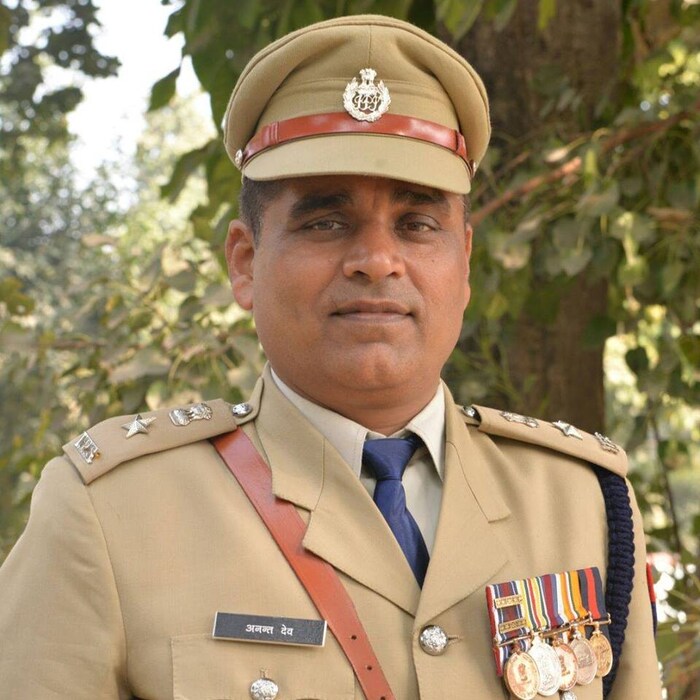अनंत देव एसटीएफमध्ये कार्यरत होते. एएसपी पदावर असताना त्यांनी अनेक कुख्यात गुन्हेगारांना अटक करण्यात महत्त्वाची भूमिका बजावली. पण अनेकदा त्यांचे नाव वादात राहिले. त्यावेळी डीआयजी एसटीएफ पदावर असलेले अनंत देव तिवारी हे कुख्यात दादुआ आणि ठोकिया यांना चकमकीत ठार करणाऱ्या एसटीएफ टीमचा एक भाग होते. कुख्यात दादुआ आणि ठोकिया यांच्या हत्येमध्ये आयपीएस अनंत देव तिवारी यांनी महत्त्वाची भूमिका बजावल्याचे बोलले जाते.