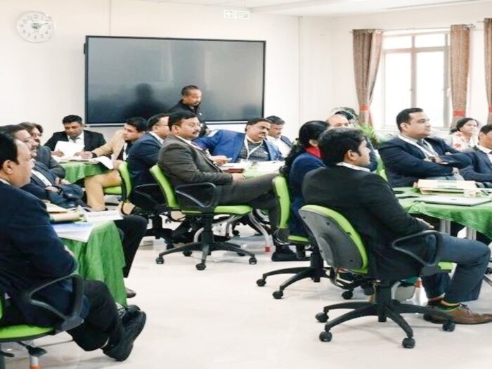 इंडियन इन्स्टिट्यूट ऑफ मॅनेजमेंट कलकत्त्याला NIRF रँकिंगमध्ये क्रमांक 3 देण्यात आला आहे. येथे एमबीए प्रवेशासाठी कॅट स्कोअर पाहिले जातात. याशिवाय, WAT म्हणजेच लेखन क्षमता चाचणी आणि वैयक्तिक मुलाखत घेतली जाते. सर्वांच्या आधारे अंतिम प्रवेश दिला जातो