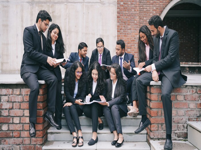 इंडियन इन्स्टिट्यूट ऑफ मॅनेजमेंट बंगलोरला NIRF रँकिंग 2022 मध्ये 2 क्रमांक मिळाला आहे. आयआयएम बंगलोरमधील एमबीएसाठी प्रवेश वैध कॅट स्कोअर, वैयक्तिक मुलाखत आणि लेखी क्षमता चाचणी (WAT) फेरीवर आधारित असेल. या संस्थेत प्रवेश घेण्यासाठी भारतीय विद्यार्थ्यांनी CAT देणे आवश्यक आहे. आंतरराष्ट्रीय विद्यार्थ्यांना GMAT/GRE परीक्षा द्यावी लागते