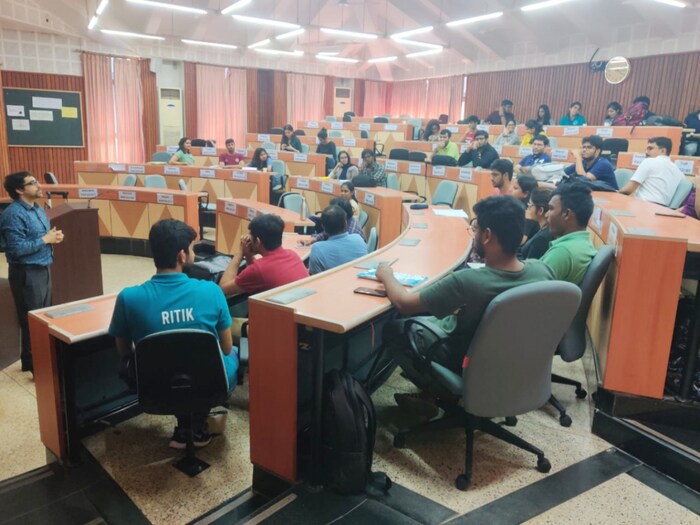 इंडियन इन्स्टिट्यूट ऑफ मॅनेजमेंट लखनौला 6 वा क्रमांक मिळाला आहे. या संस्थेत प्रवेश घेण्यासाठी CAT परीक्षा, WAT आणि मुलाखतही आवश्यक आहे. याशिवाय, एचएससीचे गुण, पदवीचे गुण, कामाचा अनुभव, शैक्षणिक विषयातील विविधता घटक (डीएफए) आणि लिंग इतर निकषांमध्ये देखील पाहिले जातात.