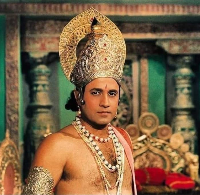 दूरदर्शनने पहिला पायलट भाग नाकारला, कारण सांगितलं की, त्यामुळे वाद निर्माण होईल. दूरदर्शनच्या सूचनांचे पालन करून त्यांनी दुसऱ्या आणि तिसऱ्यांदा पायलट एपिसोड बनवले, पण त्यालाही मान्यता मिळाली नाही. यामध्ये रामानंद सागर यांचा बराच पैसा आणि वेळ वाया गेला. ते अस्वस्थ होते, पण त्यांनी प्रयत्न सोडले नाही. सरकारी उत्तर कळावे म्हणून ते अधिकाऱ्यांना भेटण्यासाठी मंडी हाऊसमध्ये तासनतास थांबायचे. (फोटो क्रेडिट्स: Instagram @king_sunillahri)
