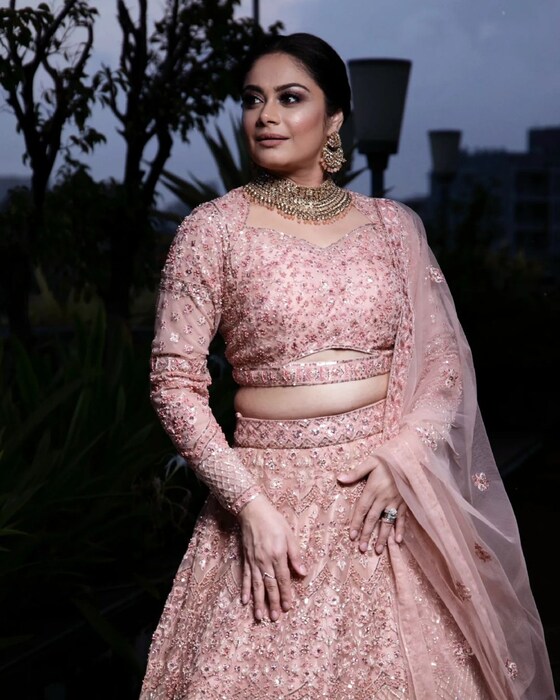 अभिनेत्री सध्या कामातून ब्रेक घेऊन सुट्ट्यांचा आनंद घेतेय. त्याचप्रमाणे ती सोशल मीडियावर सक्रीय असते. अनेक व्हिडीओ आणि फोटो ती शेअर करत असते. 