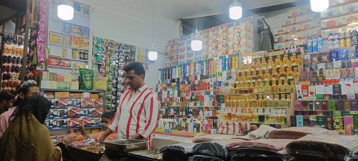 मुस्लिम बांधवांना सुगंधी अत्तर, परफ्यूम इत्यादीचा विशेष आकर्षण असून सध्या सुगंधी अत्तरांची दुकाने बाजारात सज्ज झाली आहेत.