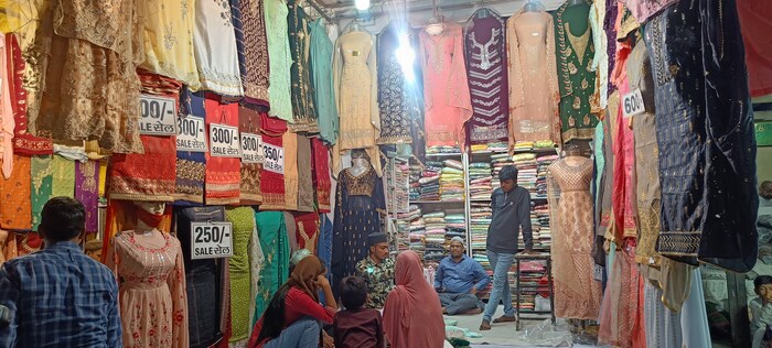 या दिवसात लहानांपासून मोठ्यांपर्यंत सर्वजण नवीन कपडे परिधान करत असतात. त्यामुळे बाजारात नवीन कपडे, टोपी, पठाणी ड्रेससोबतच रेडिमेड कपडे, लहान मुलांचे कपडे यांना जास्त मागणी आहे. 