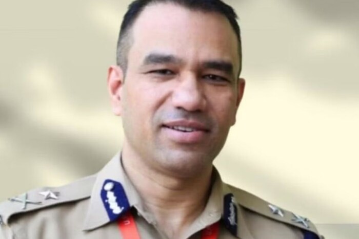 असे काही पोलीस ऑफिसर्स असतात ज्यांच्या नावानं गुन्हेगार अक्षरशः थरथर कापतात. अशीच एक कहाणी आहे यूपीच्या सुपर कॉप नवनीत सिकेरा यांची. 1996 च्या बॅचच्या या आयपीएस अधिकाऱ्याची कहाणी खूप रंजक आहे. नवनीत यांचा जन्म 22 ऑक्टोबर 1971 रोजी उत्तर प्रदेशातील एटा जिल्ह्यात एका साध्या शेतकरी कुटुंबात झाला. पण आज या पोलीस अधिकाऱ्याची एवढी धास्ती निर्माण झाली आहे की, त्यांची जिथे पोस्टिंग असते, तिथून गुन्हेगार आपली जागा बदलतात. पोलिस कॉप नवनीत सिकेरा यांच्या नावावर 60 एन्काऊंटर आहेत.