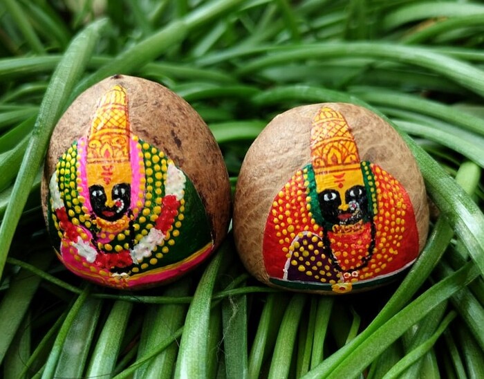 सुपारीवर भवानी देवी, रेणुका देवी, शिवलिंग रेखाटले आहे. तर 3 मिमी पेन्सिलच्या लीडवर नाव कोरले आहे. 