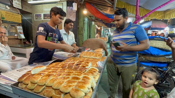 रमजानमध्ये गेल्या 70 वर्षापेक्षा जास्त काळापासून मोहम्मद अली रोडवर विविध पदार्थांची दुकानं थाटली जातात. 