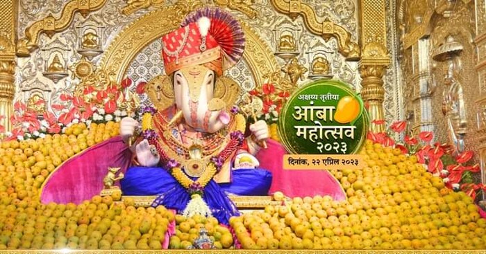  साडेतीन मुहूर्तापैकी एक मुहूर्त असलेल्या दिवशी पुण्यातील दगडूशेठ गणपतीला 11 हजार आंब्यांचा महानैवेद्य दाखविण्यात आला.