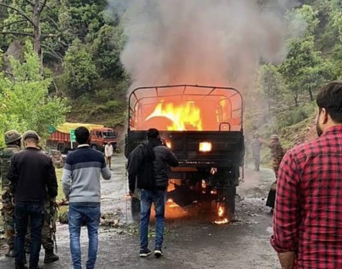 जवानांच्या गाडीवर हल्ला करण्यात आला. काश्मीरच्या वेगवेगळ्या भागात सतत दहशतवाद्यांकडून गेल्या काही दिवसांत कुरघोडी सुरूच आहेत. 