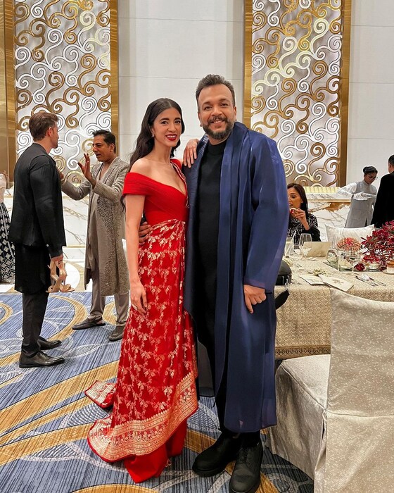 दोघांचा एक फोटो सध्या सोशल मीडियावर व्हायरल होत आहे. यामध्ये सबा आझाद एका गेस्टसोबत फोटो क्लीक करताना दिसत आहे.