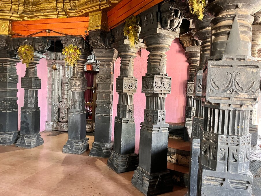 कंकालेश्वर मंदिर हे स्थापत्य शैलीचा उत्कृष्ट नमुना मानलं जातं. याच्यावर विविध दगडी शिल्पं कोरण्यात आली आहेत.