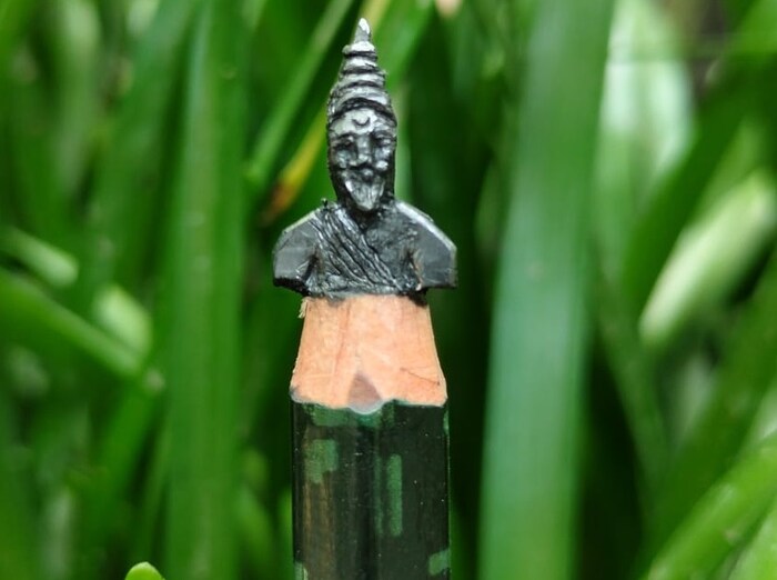 जगातील सर्वात सुक्ष्म तिरंगा, पेन्सिलच्या टोकावर अष्टविनायक, शिवाजी महाराज, तुळजाभवानी यांची मूर्ती कोरली आहे. 