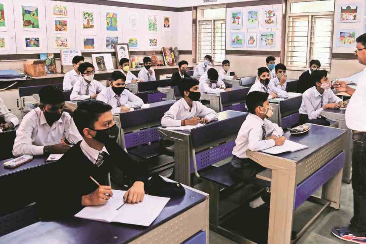 उन्हाळा सुरु झाला आहे त्यामुळे आता शाळांच्या परीक्षाही हळूहळू संपण्यास सुरुवात झाली आहे. आता विद्यार्थ्यांना सुट्टीची प्रतीक्षा आहे. पण सुट्टी संपली की शाळा कधीपासून सुरु होणार? यावरही विद्यार्थ्यांचं लक्ष असतं. 