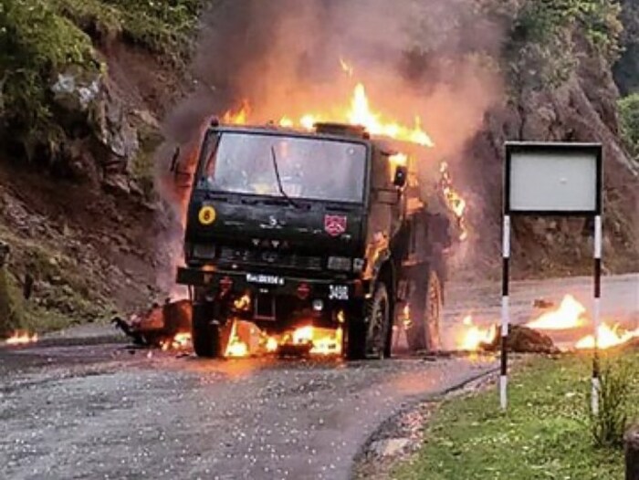 जवानांच्या गाडीवर हल्ला करण्यात आला. काश्मीरच्या वेगवेगळ्या भागात सतत दहशतवाद्यांकडून गेल्या काही दिवसांत कुरघोडी सुरूच आहेत. 