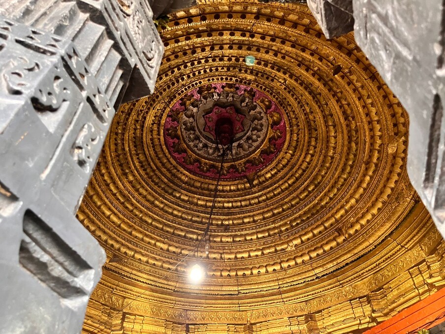 कंकालेश्वर मंदिर बीड शहरापासून केवळ 2 किलोमीटर अंतरावर आहे. इथं जाण्यासाठी बस आणि खासगी वाहतुकीच्या सेवाही उपलब्ध आहेत. शहर बस स्थानकापासून केवळ 30 रुपयांत रिक्षानेही आपण इथं पोहोचू शकता.