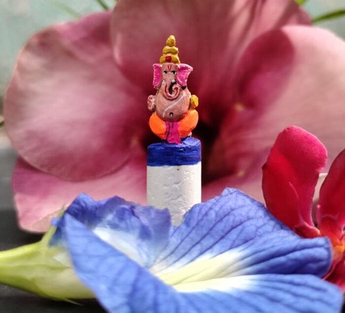 अभिषेकने तयार केलेले अक्षर गणेश, सर्वात सूक्ष्म निसर्ग चित्र, गवताच्या एका पानावर गणपती, तांदळाच्या दाण्यावर गणपती ही आकर्षक आहेत. 