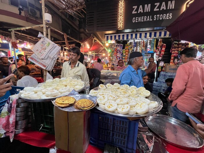 मध्य रेल्वेवरील सॅन्डहर्स्ट रोड पासून अगदी चालत तुम्ही 10-15 मिनिटात मोहम्मद अली रोडवर येऊ शकता.