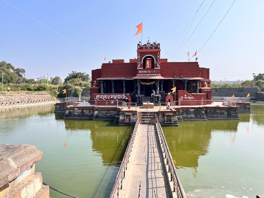 कंकालेश्वर मंदिर बांधण्यासाठी परिसरातीलच दगडांचा वापर करण्यात आला. त्यामुळे मंदिर परिसरात खड्डा निर्माण झाला आणि त्याला तलावाचा आकार देण्यात आला आहे. त्यामुळे हे मंदिर कृत्रिमरित्या जलकुंडात उभे आहे.