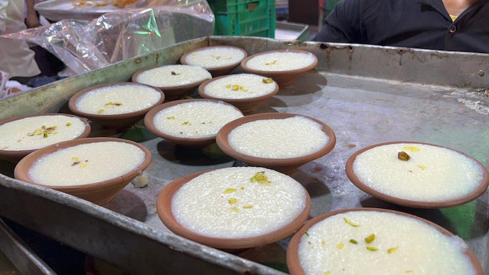 वेगवेगळ्या मिठाईंची लज्जत मुंबईकरांना अनुभवता येते.