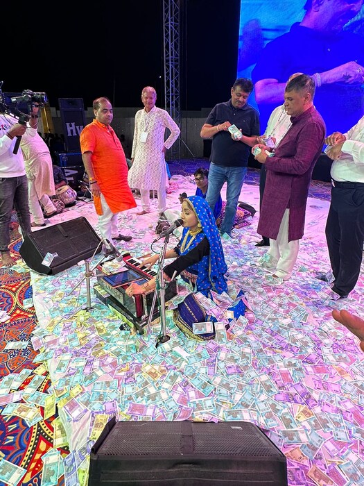 गीता रबारी यांचा जन्म कच्छ जिल्ह्यातील टप्पर गावात झाला होता. त्या इयत्ता पाचवीत शिकत होत्या, तेव्हापासून त्या गायला लागल्या. 