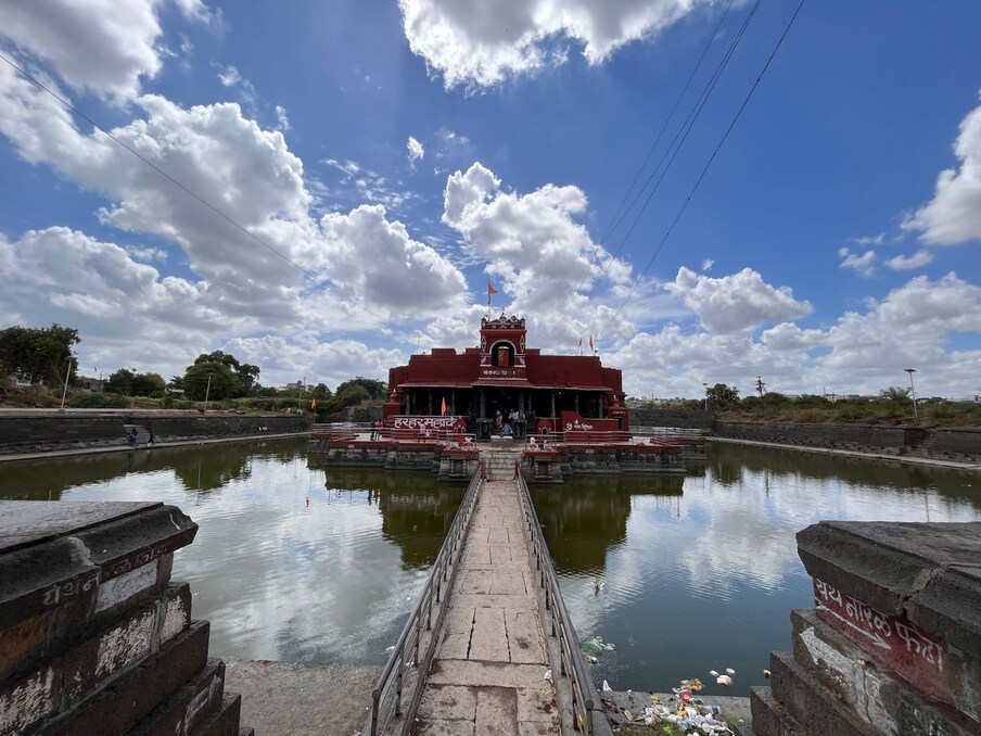 मंदिर परिसरात भक्तनिवास उपलब्ध नाही. मात्र बीड शहरातील बस स्थानक परिसरामध्ये कमी दरामध्ये लॉजिंग उपलब्ध आहेत.