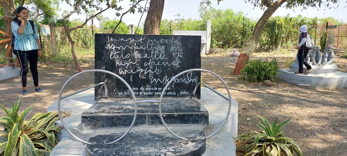 आज गांधीजी नसले तरी त्यांच्या आश्रमाला भेट देण्यासाठी मोठ्या प्रमाणावर पर्यटक, अभ्यासक आणि सामाजिक कार्यकर्ते येत असतात. 