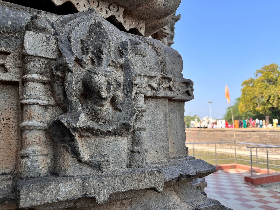 कंकालेश्वर मंदिराच्या दर्शनासाठी कुठलंही बुकिंग अथवा तिकीट नाही. मंदिरामध्ये रोज प्रसाद असतो तर महाशिवरात्री, श्रावण महिन्यात महोत्सवासह महाप्रसाद केला जातो.