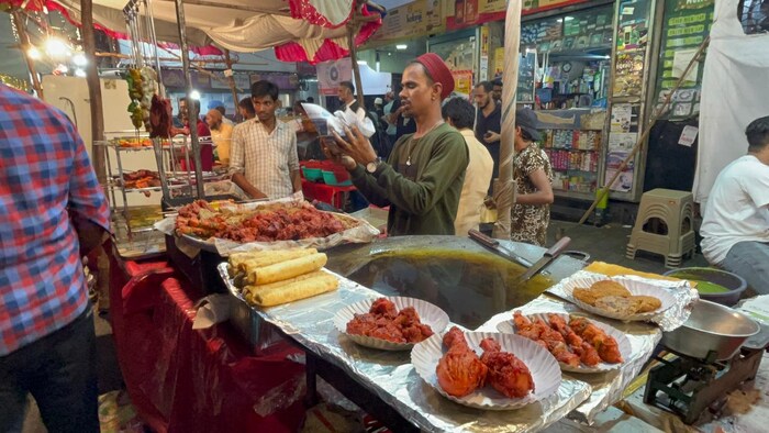  संध्याकाळी मोहम्मद अली रोडवर खाद्यपदार्थांची रेलचेल असते.