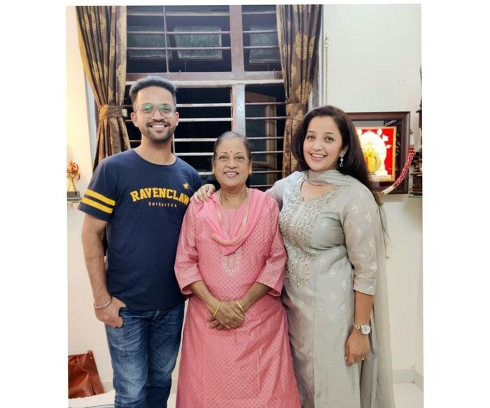 'काही बंध तोडता येत नाहीत. मी कायम माझ्यासोबत ठेवीन, कधीतरी आपण पुन्हा भेटू आणि आपण यापुढे वेळ किंवा जागेने वेगळे होणार नाही. पण त्या दिवसापर्यंत, तू अजूनही माझ्यासोबत आहेस. माझ्या बाळा तुला लवकरच भेटेन.' अशा भावना अपूर्वाने व्यक्त केल्या आहेत. 