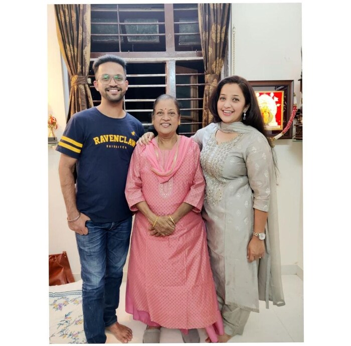 अपूर्वा तिचा भाऊ आणि आईसोबत राहत होती. पण भावाचं अवघ्या 28 व्या वर्षी निधन झाल्याने कुटुंबावर दुःखाचा डोंगर कोसळला आहे. 