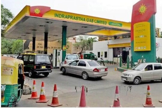 CNG भरताना कारमधून खाली का उतरावं लागतं? आताच जाणून घ्या धोका!