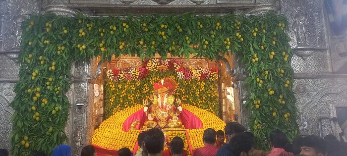 लाडक्या गणपती बाप्पाच्या भोवती यावेळी आकर्षक आरास करण्यात आली होती.